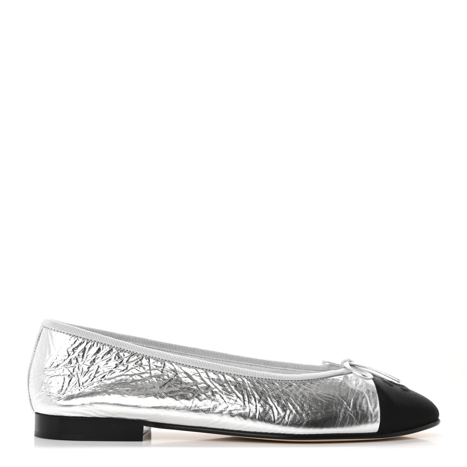 8d75fa74211c58078106952c905a5123 Chanel Metallic Silver Ballet Flat – תמונה 1